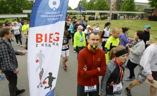 Bieg z książką „Sążnisty Sienkiewicz” w Toruniu - 2